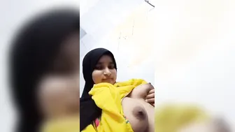 Desi Babe Flashing Her Massive Round Melons On Camera For Me