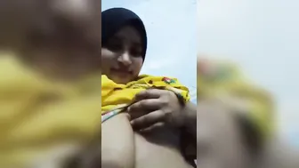 Desi Babe Flashing Her Massive Round Melons On Camera For Me