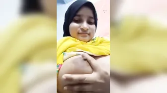 Desi Babe Flashing Her Massive Round Melons On Camera For Me