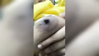 Desi Babe Flashing Her Massive Round Melons On Camera For Me