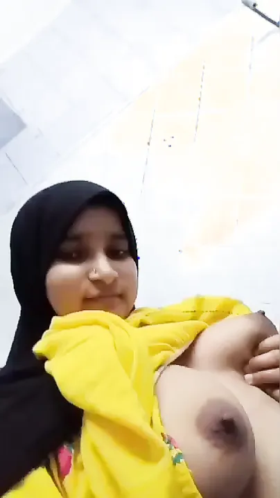 Desi Babe Flashing Her Massive Round Melons On Camera For Me
