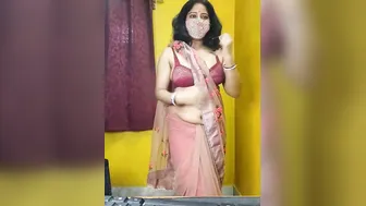 Bhabhi In Saree Exposing Her Huge Melons On Naughty Live Stream