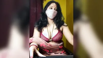 Bhabhi In Saree Exposing Her Huge Melons On Naughty Live Stream