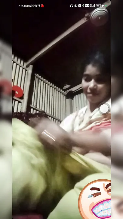 Horny Bhabi Fingering Herself On Video Call Showing Off