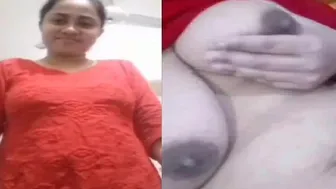Married Bhabhi Showing Bare Boobs On Video Call To Lover