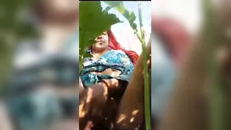 Village Bhabhi Flashing Naked Body Working Alone In The Farm