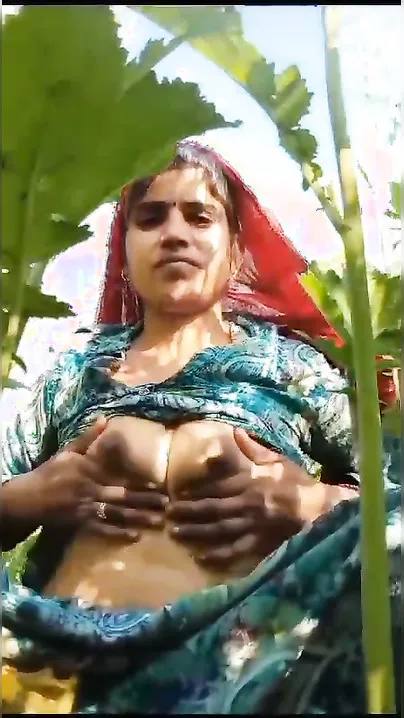 Village Bhabhi Flashing Naked Body Working Alone In The Farm
