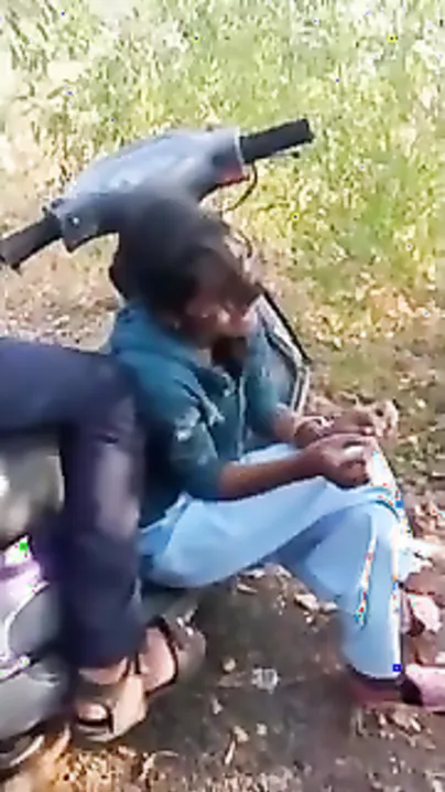 College students giving a kiss outdoor desi mms sex scandal  Hindi