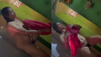 Milf Showing Off Naked Body Fresh Out Of The Shower