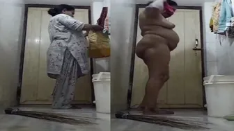 Mature Mom Showing Her Naked Body Before Shower Time