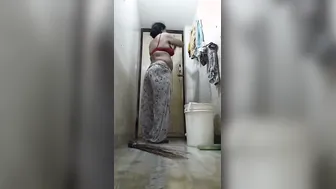 Mature Mom Showing Her Naked Body Before Shower Time