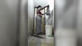 Mature Mom Showing Her Naked Body Before Shower Time