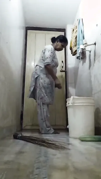 Mature Mom Showing Her Naked Body Before Shower Time