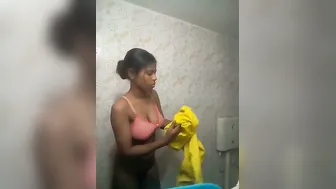 GF Shaving Her Pussy Recorded For Her Boyfriend