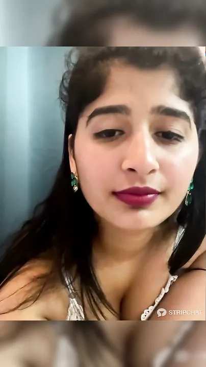 Cam Girl Dancing Naked And Fucking Herself With Dildo