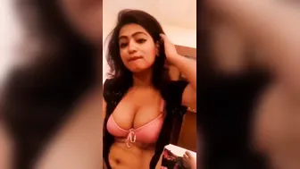 Hot Amateur Showing Pussy To Client Before Meeting Him