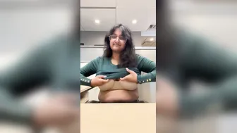 Gf Showing Off Her Massive Tits In Sexy Viral Selfie