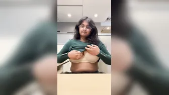 Gf Showing Off Her Massive Tits In Sexy Viral Selfie