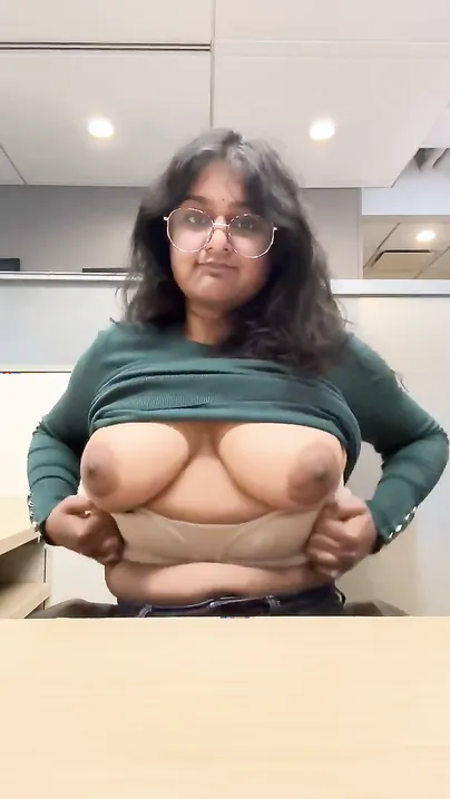 Gf Showing Off Her Massive Tits In Sexy Viral Selfie