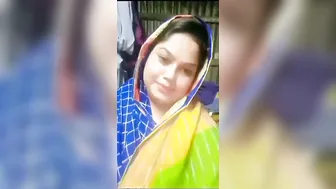 Chubby Aunty Flashing Her Massive Melons On Camera