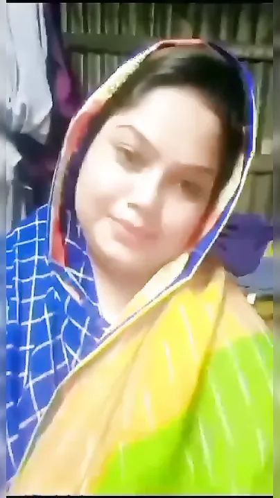Chubby Aunty Flashing Her Massive Melons On Camera