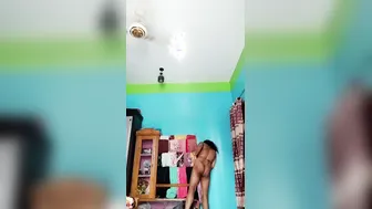 Curvy Girl Spreading Her Ass For The Camera Naked