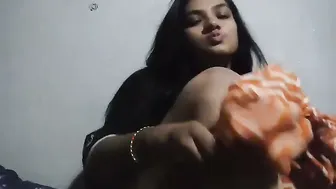 Horny GF Rubbing Her Wet Pussy In Leaked Mms