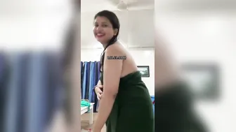 Amateur Babe Dropping Towel And Fingering Wet Pussy