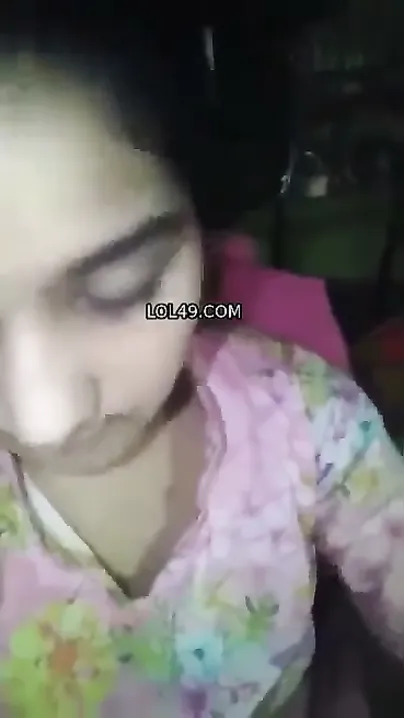 Cute College Girl Fingering Her Wet Pussy On Cam