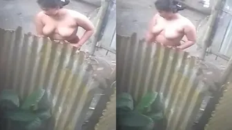 Neighbor Catching Married Woman Bathing Through Window