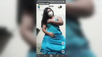 Desi Aunty Spreading Wet Pussy Lips Fingering On Live Cam Show