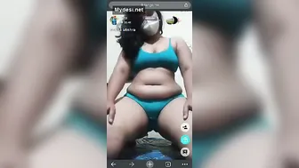 Desi Aunty Spreading Wet Pussy Lips Fingering On Live Cam Show