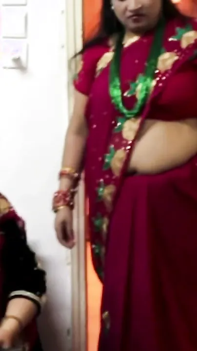 Nepali Aunty Flashing Massive Boobs And Sexy Navel Teasing