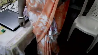 Fingering The Deep Belly Button Of My Thick Desi Aunty