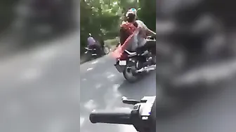 Aunty Jerking Off Her Boyfriend On The Back Of His Bike