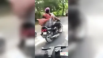 Aunty Jerking Off Her Boyfriend On The Back Of His Bike