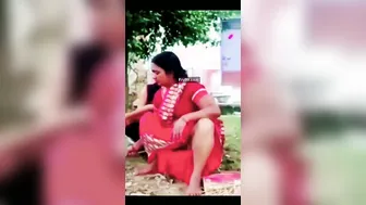 Married Woman Accidentally Flashing Her Pussy To Delivery
