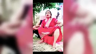 Married Woman Accidentally Flashing Her Pussy To Delivery