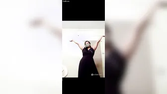 Marathi Aunty Dancing Nude On Webcam Before Fingering Herself