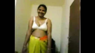 Curvy Aunty Getting Naked And Removing Her Traditional Sari