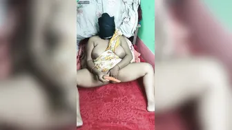 Horny Milf Stuffing Her Wet Pussy With Carrot And Moaning