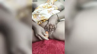 Horny Milf Stuffing Her Wet Pussy With Carrot And Moaning