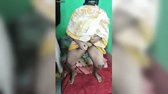 Horny Milf Stuffing Her Wet Pussy With Carrot And Moaning
