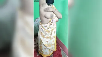 Horny Milf Stuffing Her Wet Pussy With Carrot And Moaning