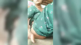 Naughty Desi Aunty Accidentally Flashing Her Wet Hairy Cunt