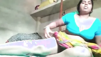 Horny Desi Aunty Spreading Her Wet Pussy Fingering Herself