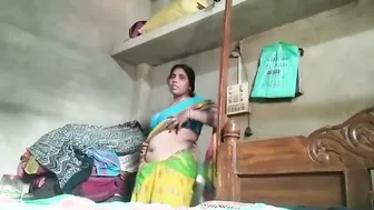 Horny Desi Aunty Spreading Her Wet Pussy Fingering Herself