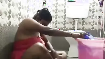 Tamil Babe Bathing Naked On Webcam Showing Everything Off