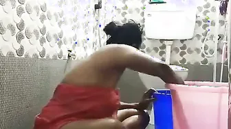 Tamil Babe Bathing Naked On Webcam Showing Everything Off
