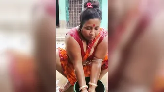 Bengali Village Aunty Soaping Her Thick Body In Outdoor Bath
